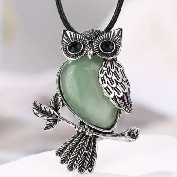 Green Aventurine Natural Stone Owl Pendant Healing Gemstone Necklace - Picture 1 of 3